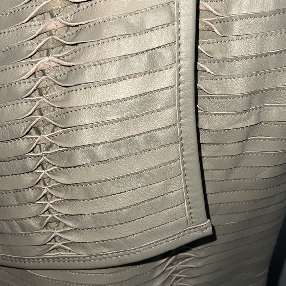 NEW!  GILI Olive Green Pieced Leather Vest with hook & eye closure - Picture 2 of 9